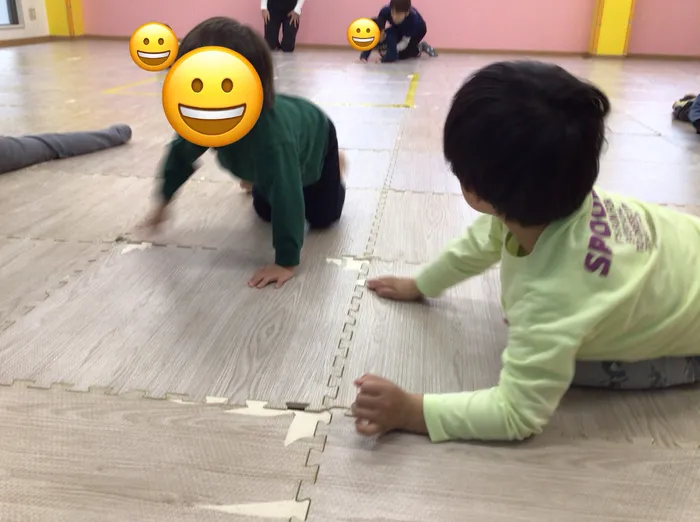 【寝屋川市療育施設の一日】体操の先生と一緒にハイハイ競争！寝屋川市の療育と言えばウィングハート